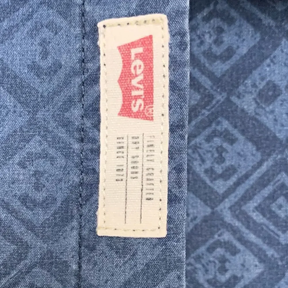 NWOT Levi’s Men’s Blue Geometric Print Button Down Shirt, Size XL